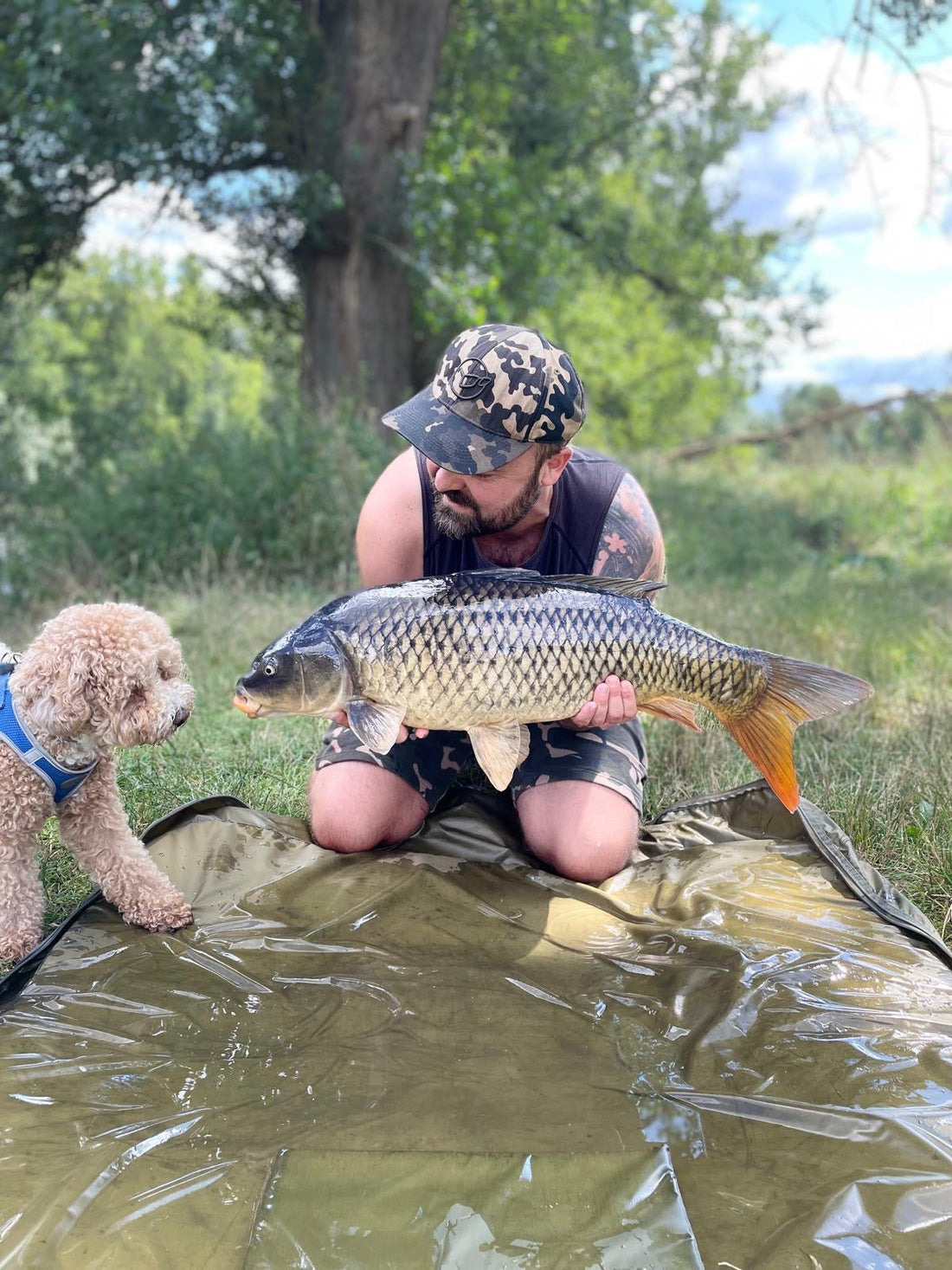 S parťákem na břehu řeky...